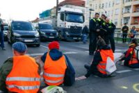 New Protests intensify: chauffeurs pull environment activists off the roadway by their hair